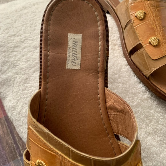 Mens genuine alligator two-tone slide. Gold emblems on the top. - Picture 5 of 6